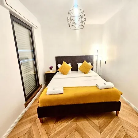 Cozy 1br W Parking&terrace Apartman *